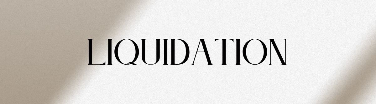 Le mot « LIQUIDATION » en lettres noires avec empattements sur un fond beige clair texturé aux ombres diagonales.